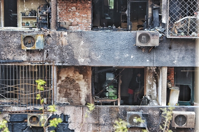 爆燃后的居民樓現(xiàn)場。