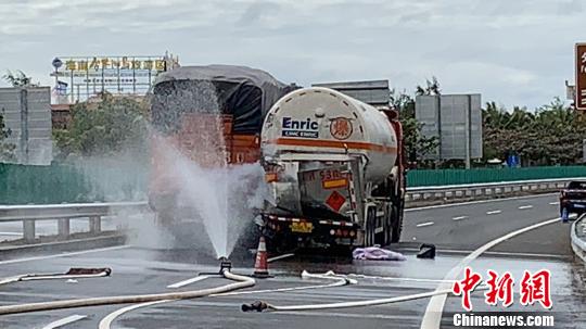 圖為處置現(xiàn)場。王蕾 攝 尹海明 攝